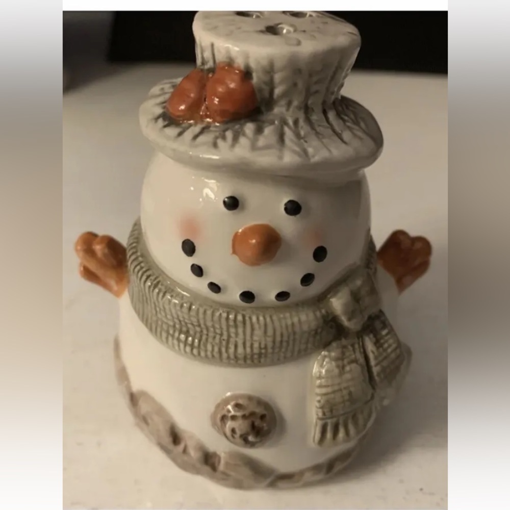 Cracker Barrel Stoneware 4"Christmas Snowman Couple Salt & Pepper Shakers NIB
